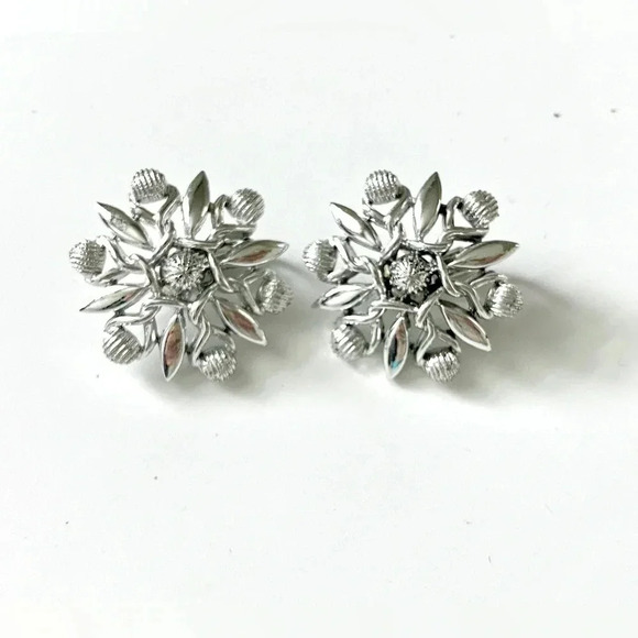 Vintage Silvertone Flower Floral Clip on Earrings. - Picture 3 of 4